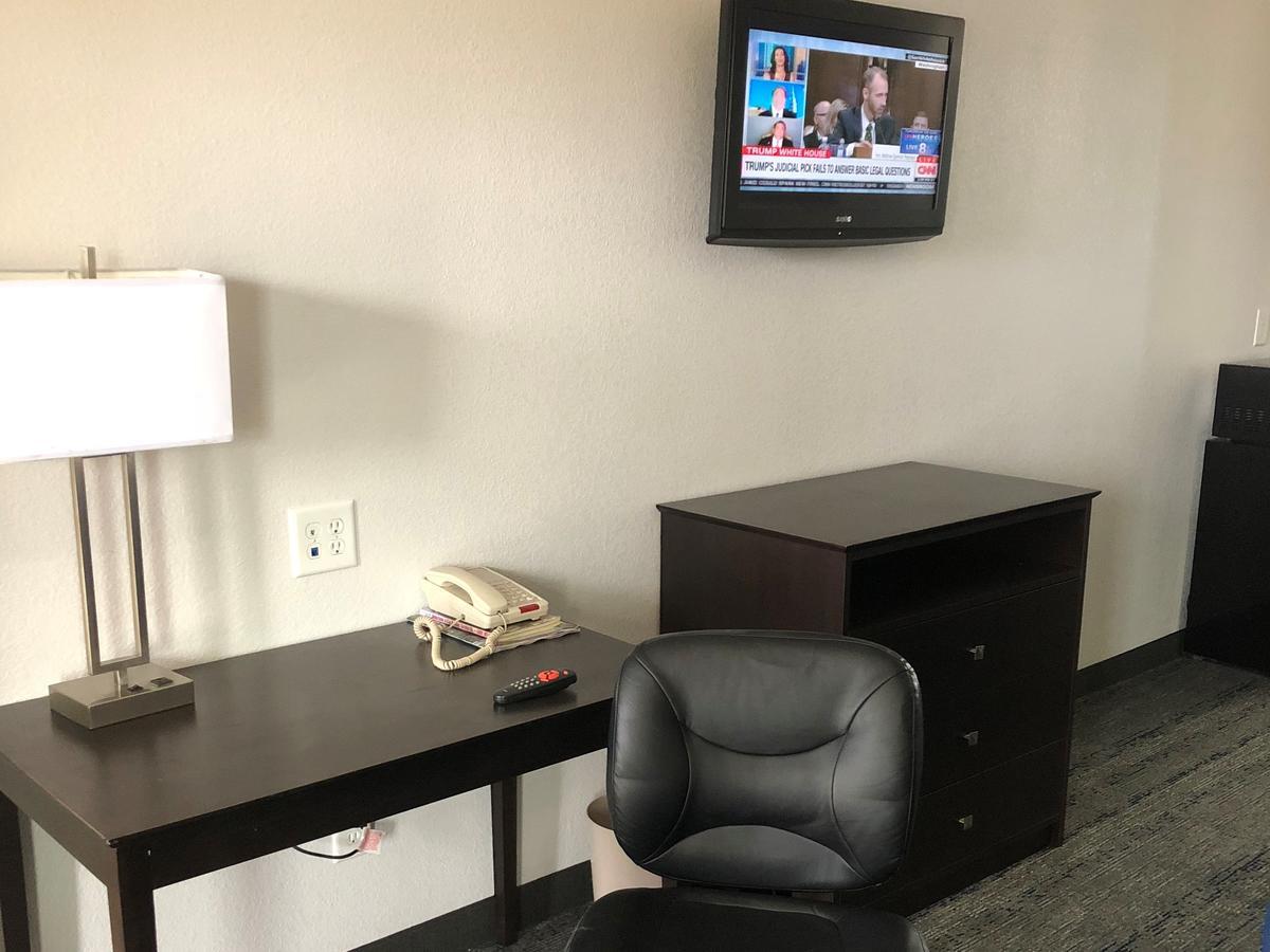 Executive Inn And Suites Joaquin Εξωτερικό φωτογραφία